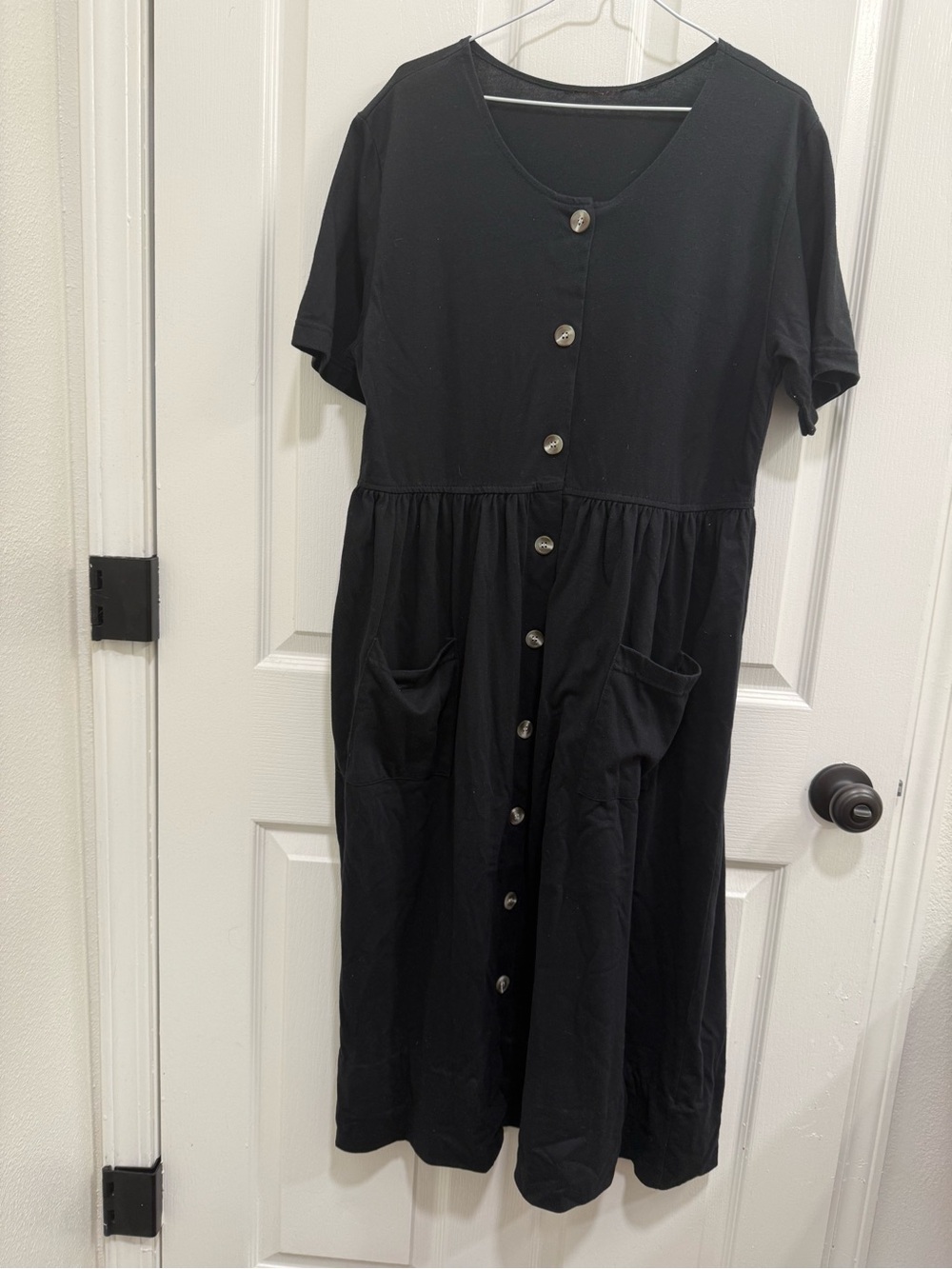 Everyday Button-Front Black Midi Dress with Pockets Headliners large
